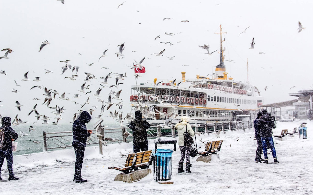 Meteoroloji İstanbul'a karın yağacağı gün ve saati açıkladı! Sıcaklık 15 derece düşecek