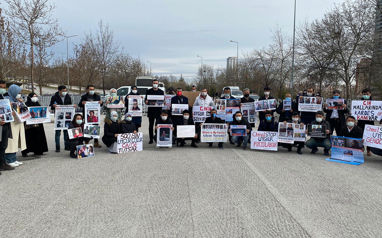 Ankara polisi, Çin Büyükelçiliği önündeki Uygurlara müdahale etti: Kaldırın atın bunları