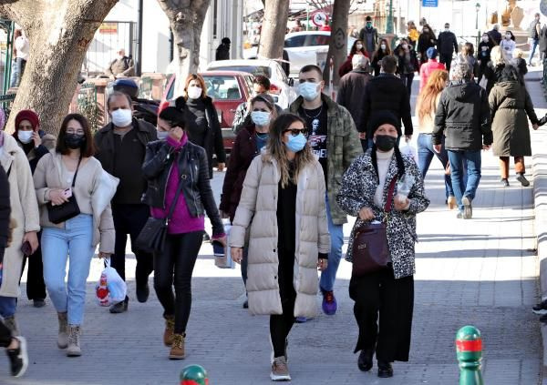 Mutasyonlu virüs görülen Eskişehir'de korkutan kalabalık
