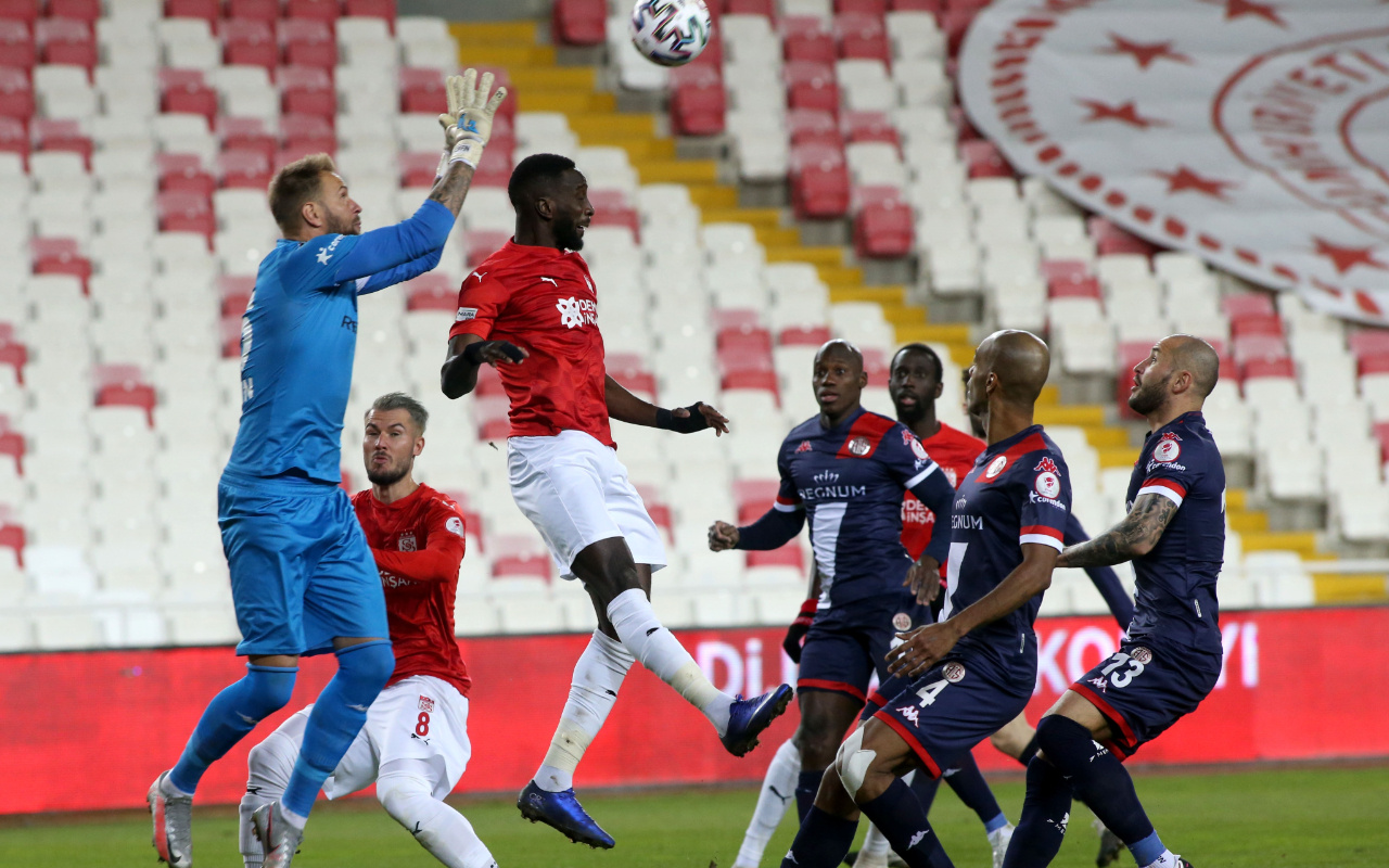 Antalyaspor konuk olduğu Sivasspor'u yenerek kupada yarı finale çıktı