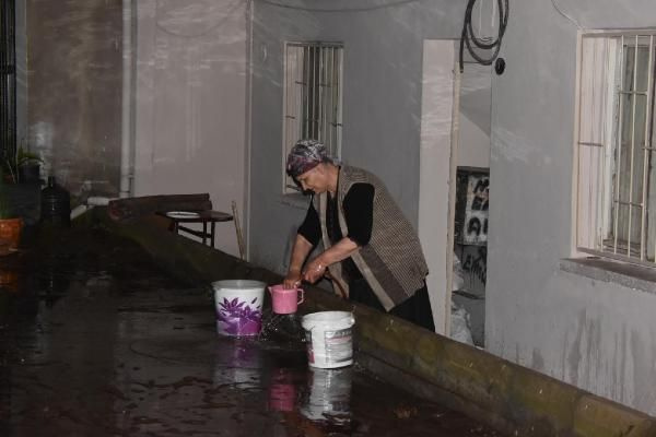 İzmir felaketi yaşıyor! Bu kez dere taştı evler sular altında