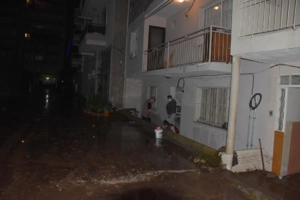İzmir felaketi yaşıyor! Bu kez dere taştı evler sular altında