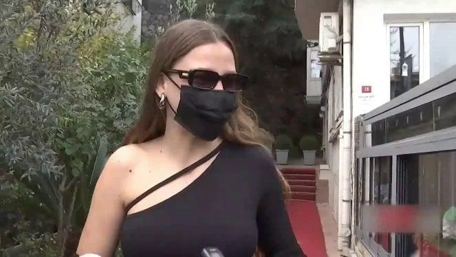 Estetik kliniğinden çıkan Serenay Sarıkaya silikon yaptırdığı iddiasıyla bomba