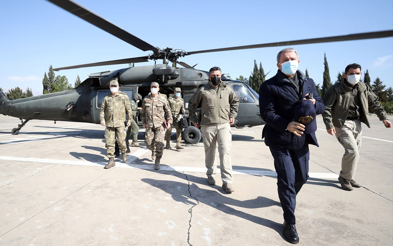Milli Savunma Bakanı Hulusi Akar TSK komuta kademesi ile sınır hattında