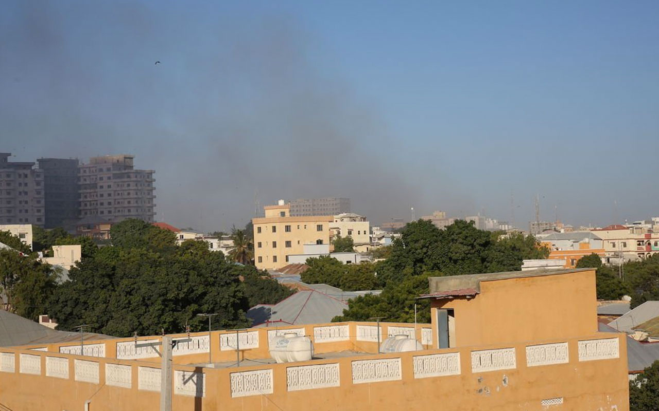 Somali'nin başkenti Mogadişu'da bomba yüklü araçla saldırı El Kaide şüphesi