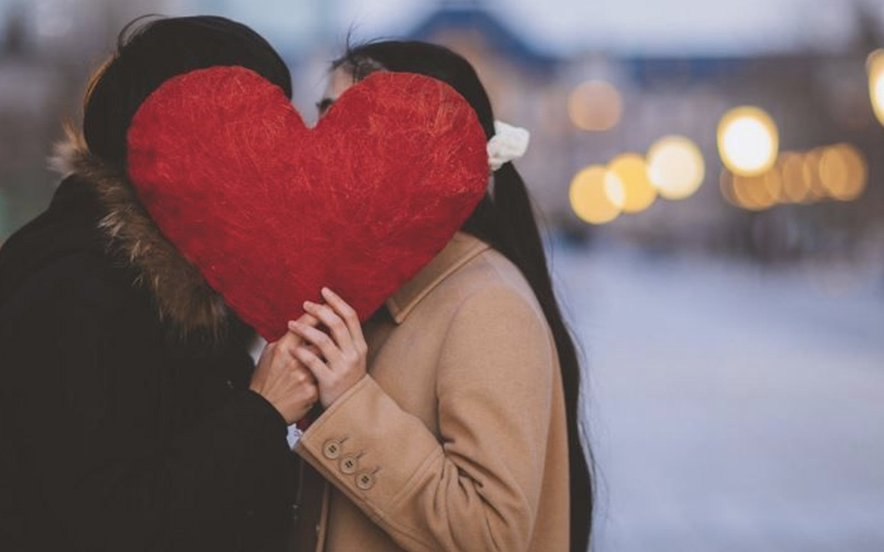Sevgililer Günü mesajları kadınlara yollanacak duygusal kısa 14 Şubat mesajları
