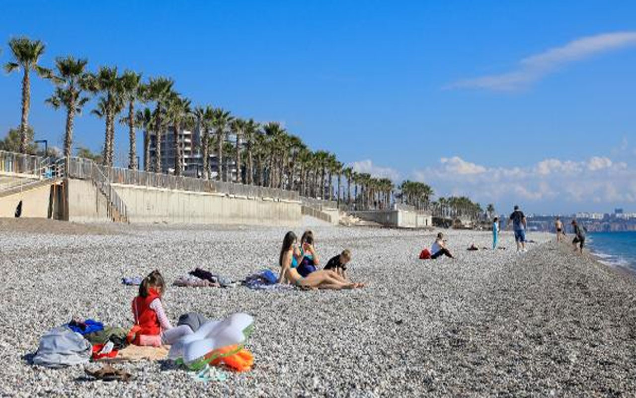 Şubat ortasında deniz keyfi! Konyaaltı Sahili turistlere kaldı