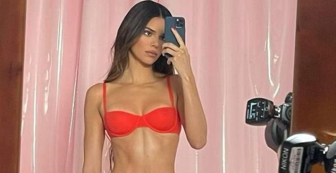 Kırmızı iç çamaşırıyla poz verdi! Kendall Jenner'ın cesur fotoğraflarına beğeni yağdı