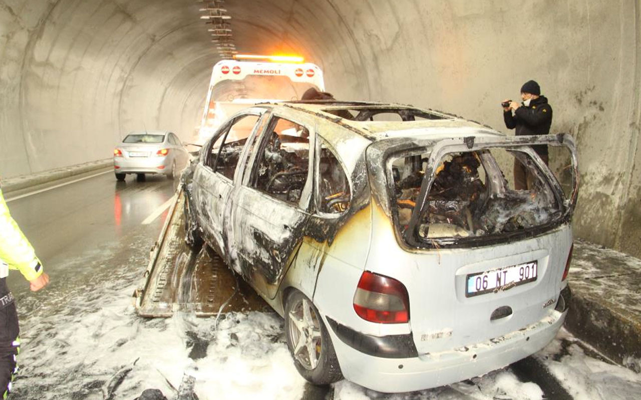 Baba kız yanan otomobilde canlarını son anda kurtardı