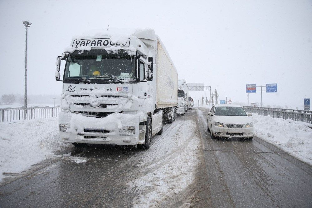 Balıkesir-Bursa karayolu felç! Kar esareti 25 kilometrelik kuyruk oluşturdu