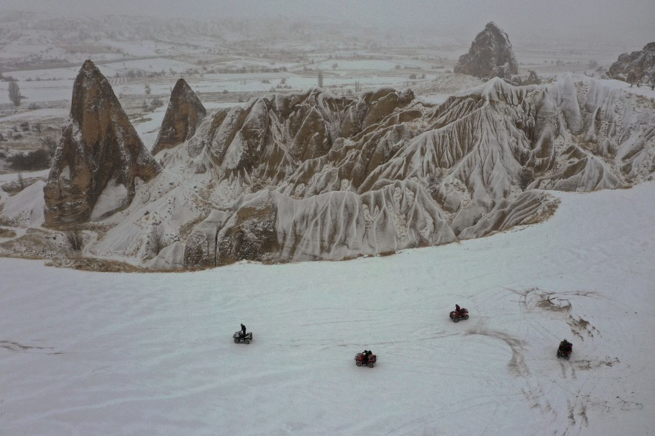 Nevşehir'de kar yağınca Kapadokya'da tablo gibi fotoğraflar ortaya çıktı