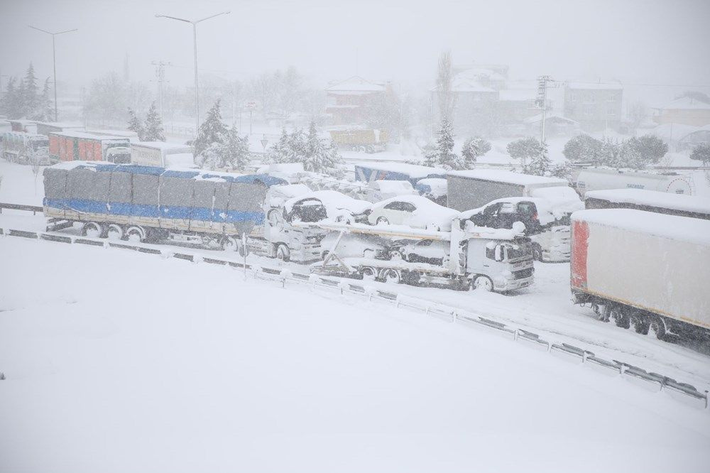 Balıkesir-Bursa karayolu felç! Kar esareti 25 kilometrelik kuyruk oluşturdu