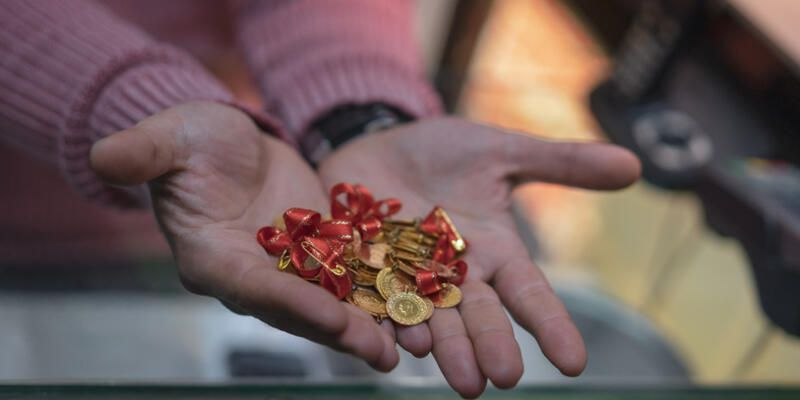 Altın fiyatları kritik sınıra dayandı! Daha da düşer mi? Uzmanları açıkladı