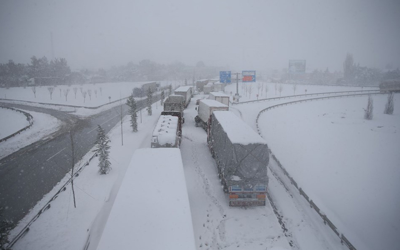 Balıkesir-Bursa karayolu felç! Kar esareti 25 kilometrelik kuyruk oluşturdu