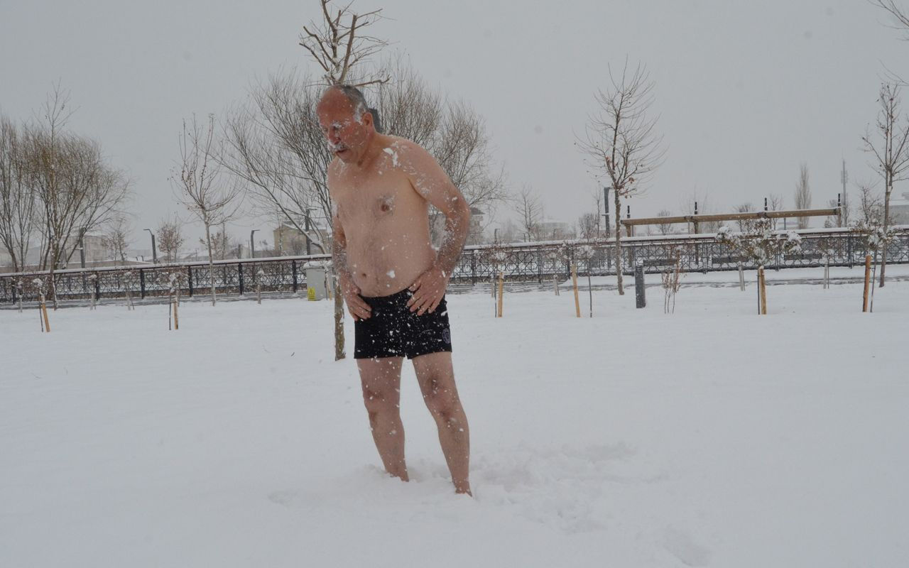 Aksaray'da 62 yaşındaki turizmcinin kar sevinci! Şortla 'kar banyosu' yaptı