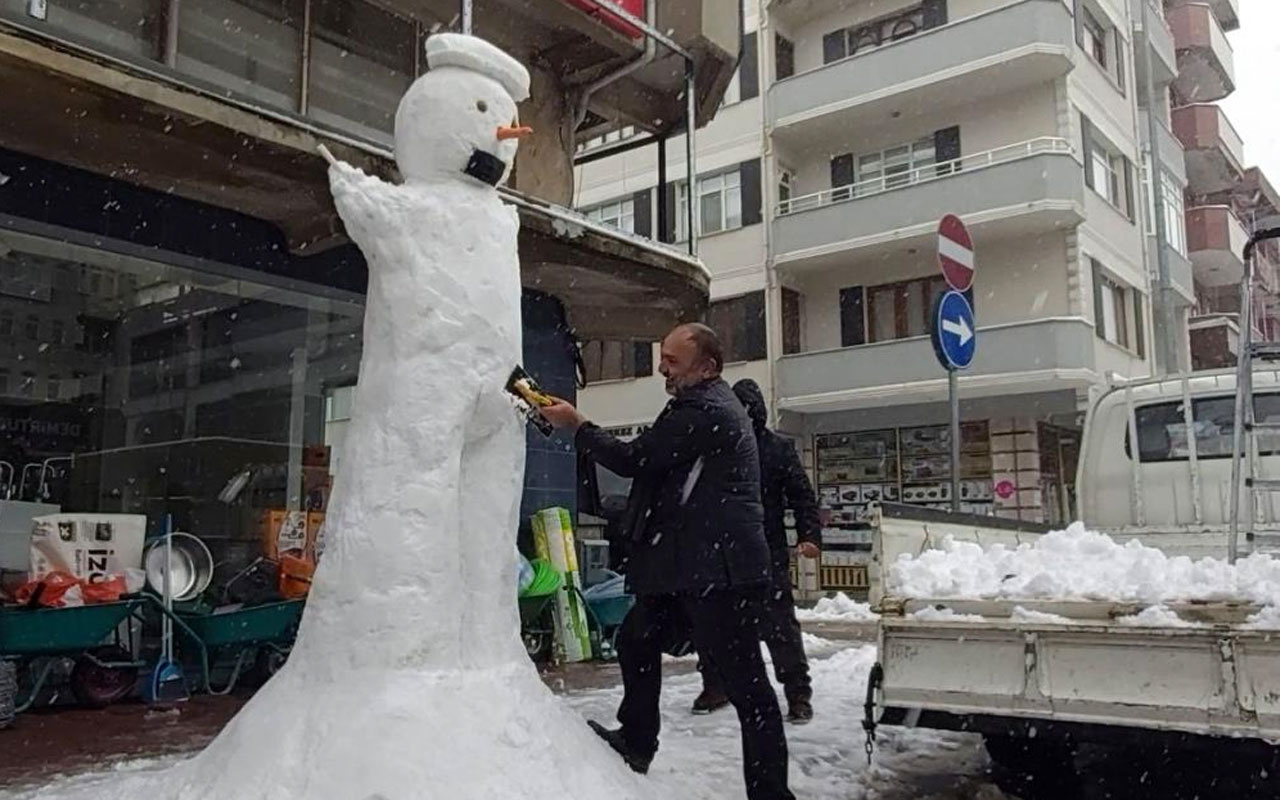 Sakarya'da bir grup esnaf 3 metrelik kardan adam yaptı