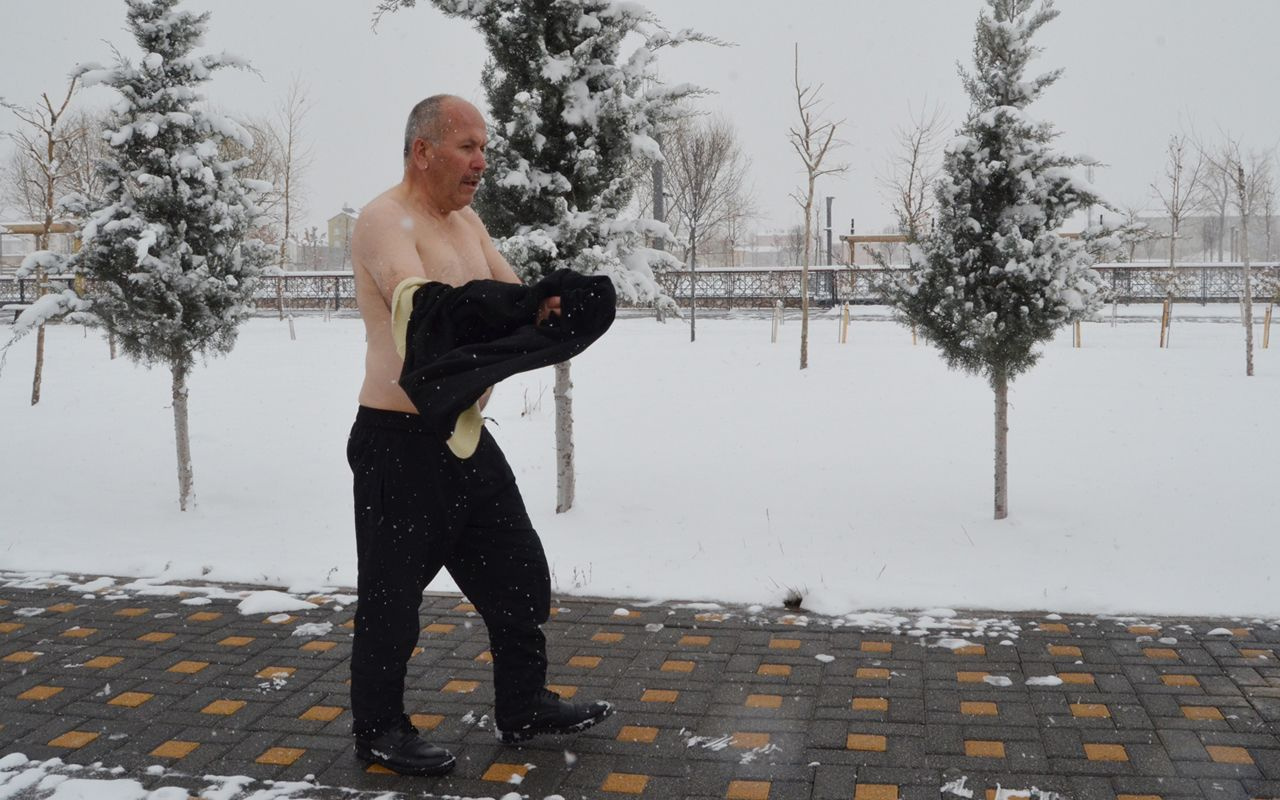 Aksaray'da 62 yaşındaki turizmcinin kar sevinci! Şortla 'kar banyosu' yaptı