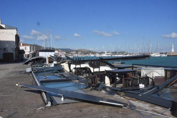 İzmir'i fırtına vurdu! Evlerin çatısı uçtu, kafeler kullanılamaz hale geldi
