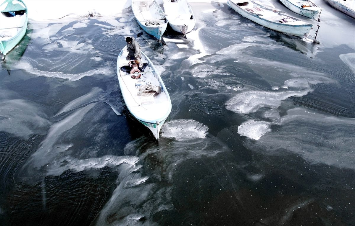 Türkiye'nin en büyük tatlı su gölü buz tuttu