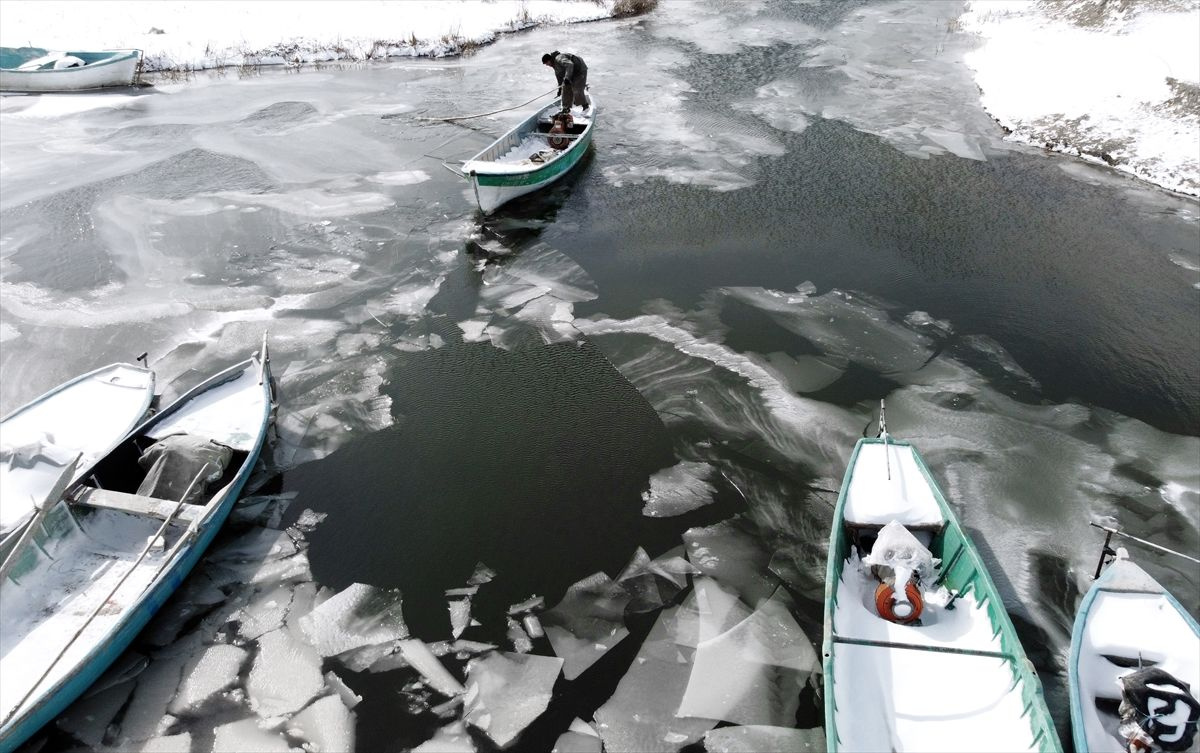 Türkiye'nin en büyük tatlı su gölü buz tuttu