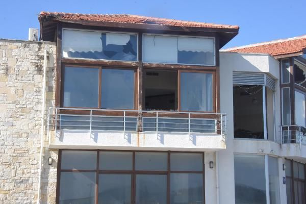 İzmir'i fırtına vurdu! Evlerin çatısı uçtu, kafeler kullanılamaz hale geldi