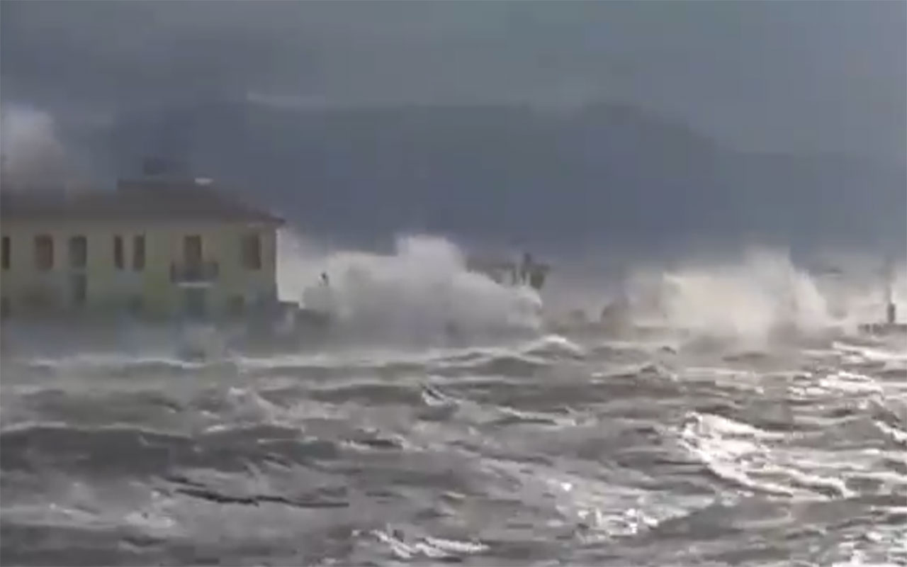 İzmir'de şiddetli rüzgar ve fırtına! Pasaport İskelesi'nden tüyler ürperten görüntüler