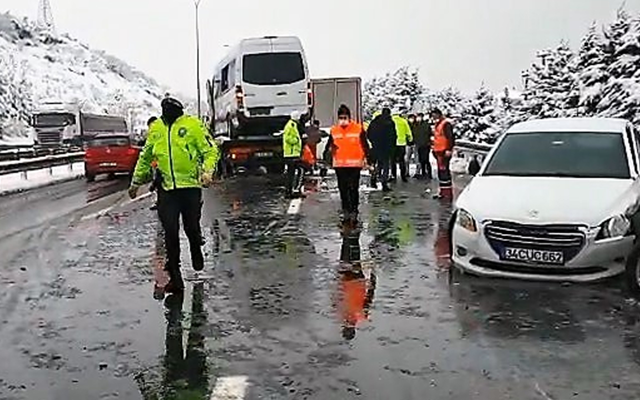Kocaeli'de TEM Otoyolu'nda 8 araç birbirine girdi! Trafik kilitlendi