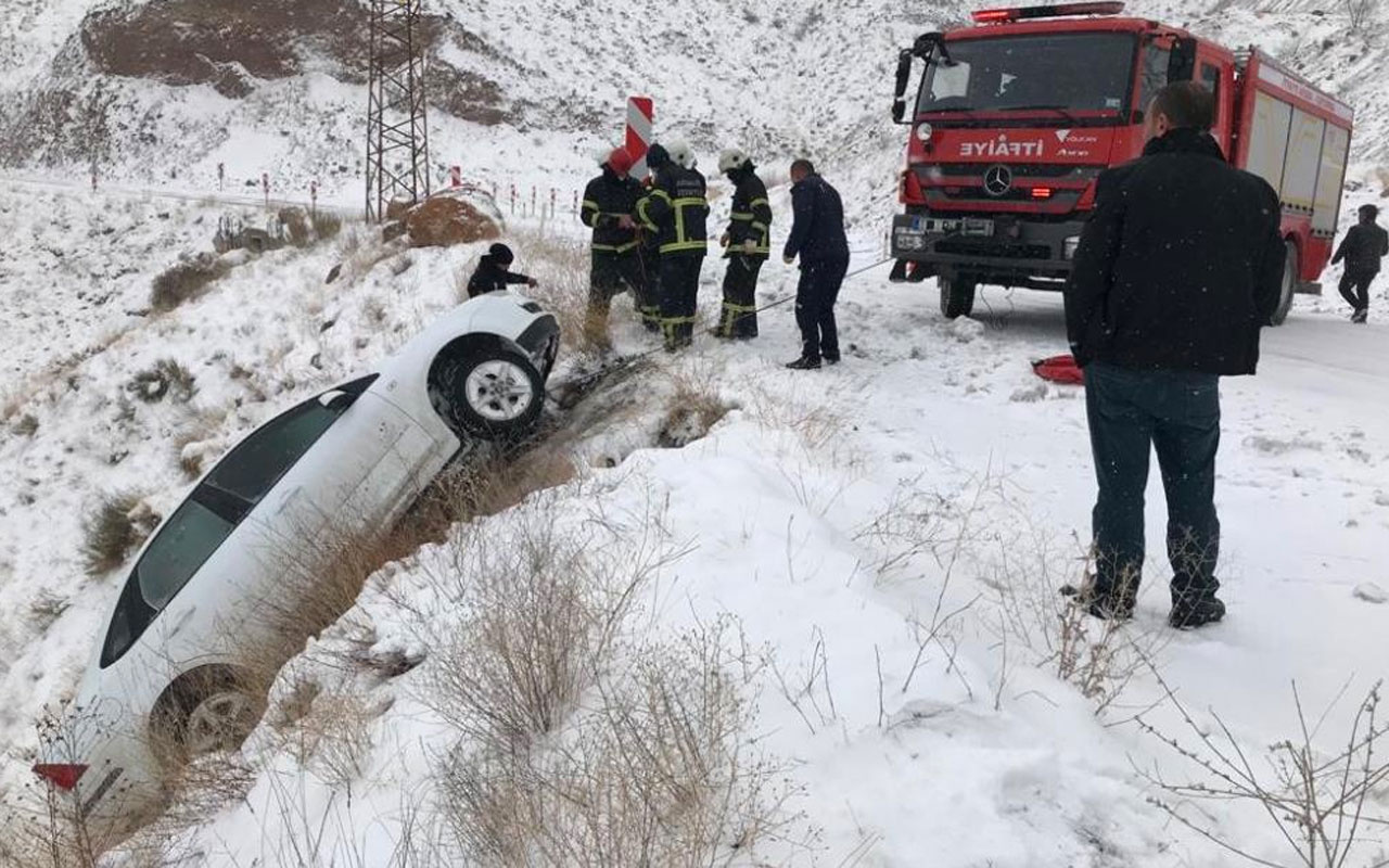 Aksaray'da karlı yolda kontrolden çıkan otomobil uçurumun yamacında asılı kaldı