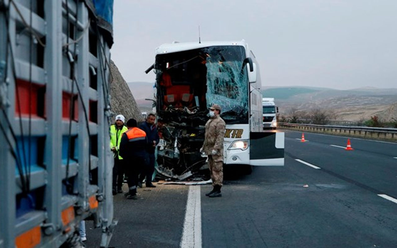 Şanlıurfa'da yolcu otobüsü TIR'a arkadan çarptı: 3 ölü, 30 yaralı