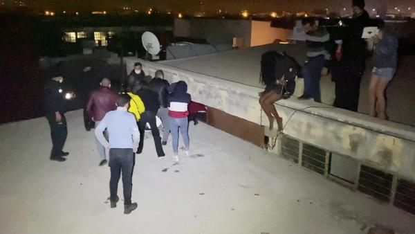 Konya'da gece kulübüne baskın! Polisten kaçıp çatıya saklandılar