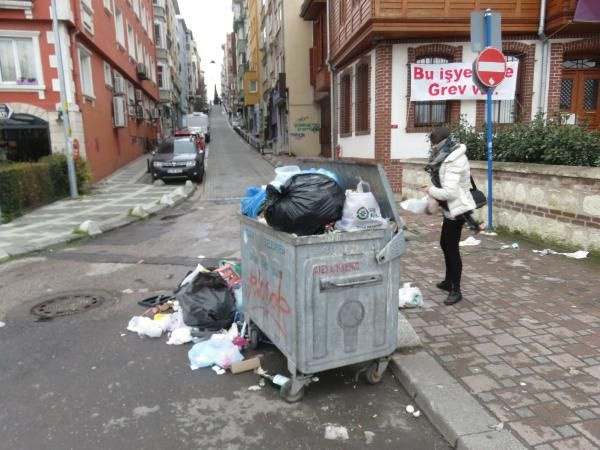 Kadıköy'ü çöp götürüyor! Belediye işçileri greve gitti sokak ve caddeler çöp dağları doldu
