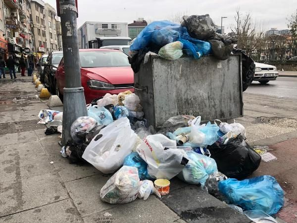 Kadıköy'ü çöp götürüyor! Belediye işçileri greve gitti sokak ve caddeler çöp dağları doldu