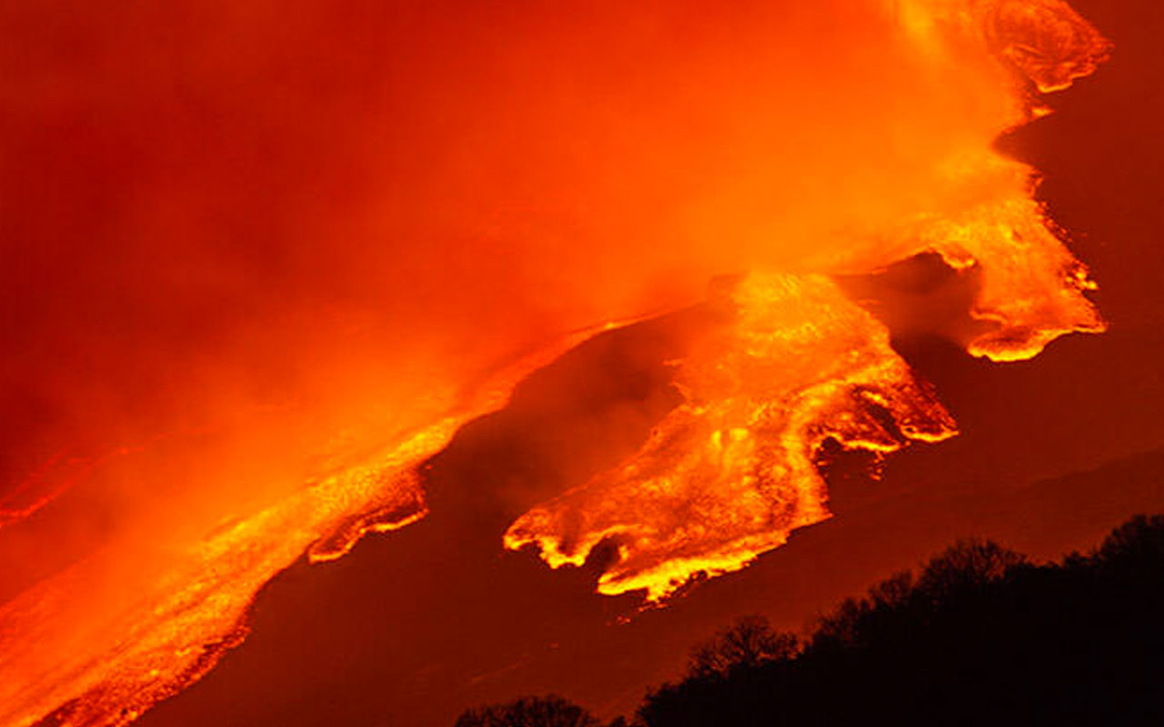 İtalya'daki Etna Yanardağı bir kez daha faaliyete geçti