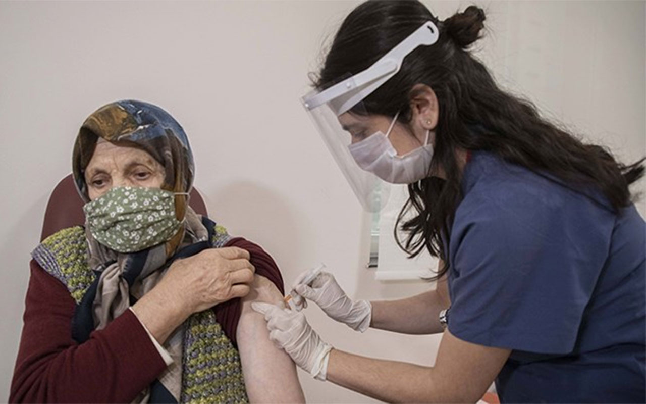 Doktorlar 'aşıda o saatlere dikkat edin' diye uyardı! Aile Sağlığı Merkezleri'nde korona aşısı kuyruğu