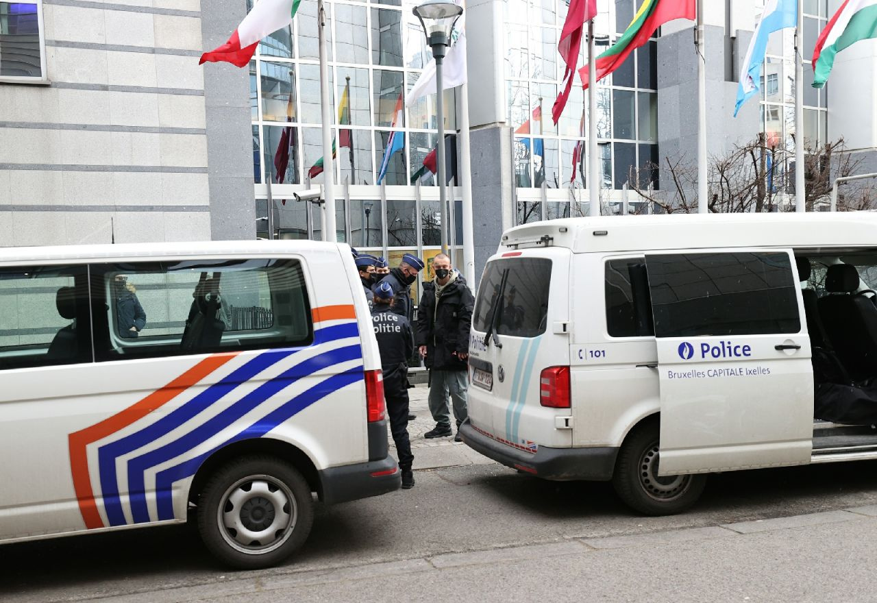 Avrupa Parlamentosu önünde canlı yarasa yemek isteyen aktivist gözaltına alındı