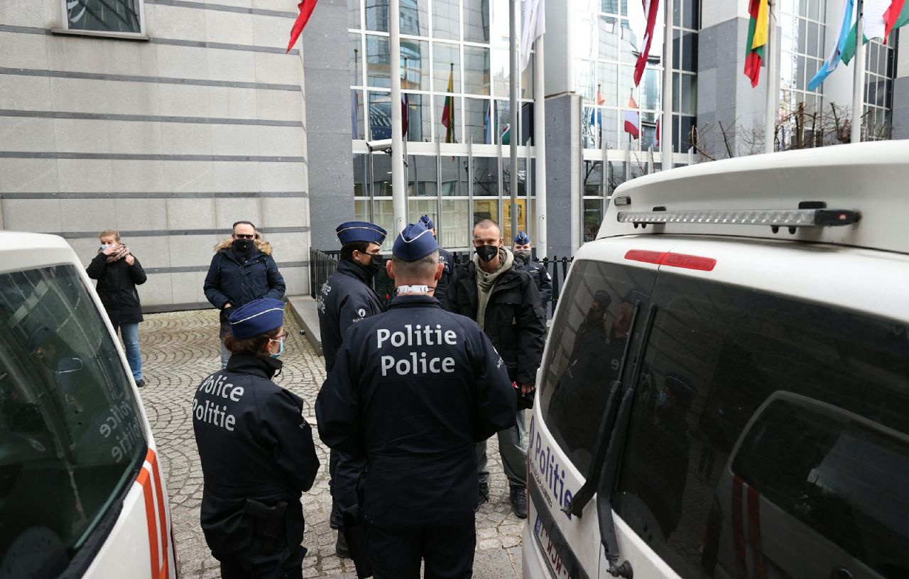 Avrupa Parlamentosu önünde canlı yarasa yemek isteyen aktivist gözaltına alındı