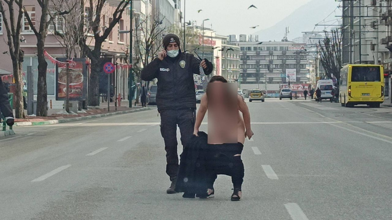 Bursa'da kısıtlama günü şoke eden görüntü bir anda soyunup polis noktasına koymaya başladı