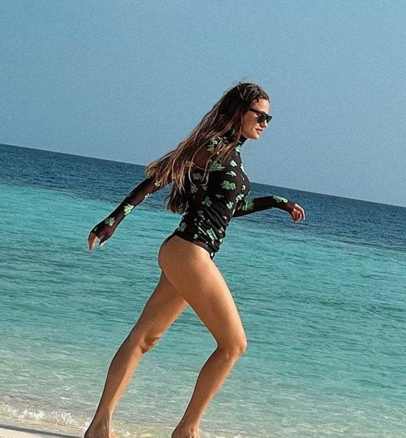 Serenay Sarıkaya Maldivler'de açıldıkça açıldı bikinisiyle olay pozlar