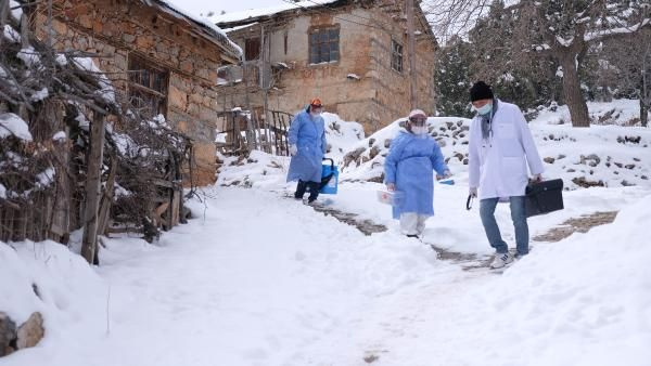 Sağlıkçıların zorlu 'aşı' mesaisi! Karlı yolları aşıp yürüyerek evlere ulaşabiliyorlar