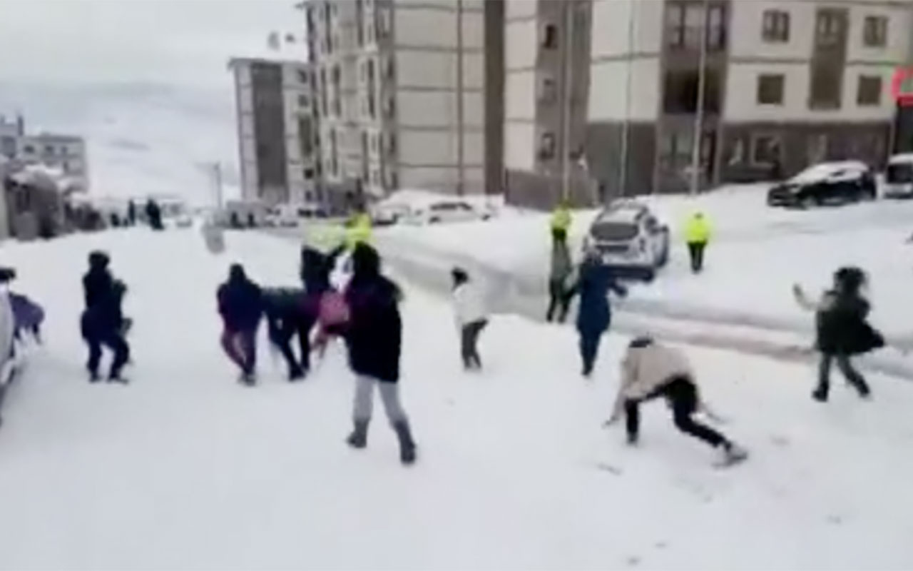 Çocuklarla polislerin kartopu savaşı! Çocuklara karşı tabii ki kaybettiler