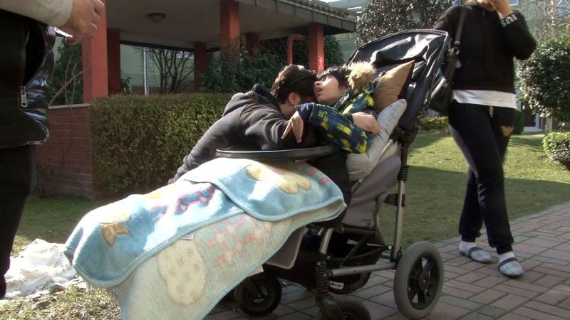 Çılgın Sedat'ın evinde yangın çıktı ünlü şarkıcı engelli oğluna sarılıp ağladı