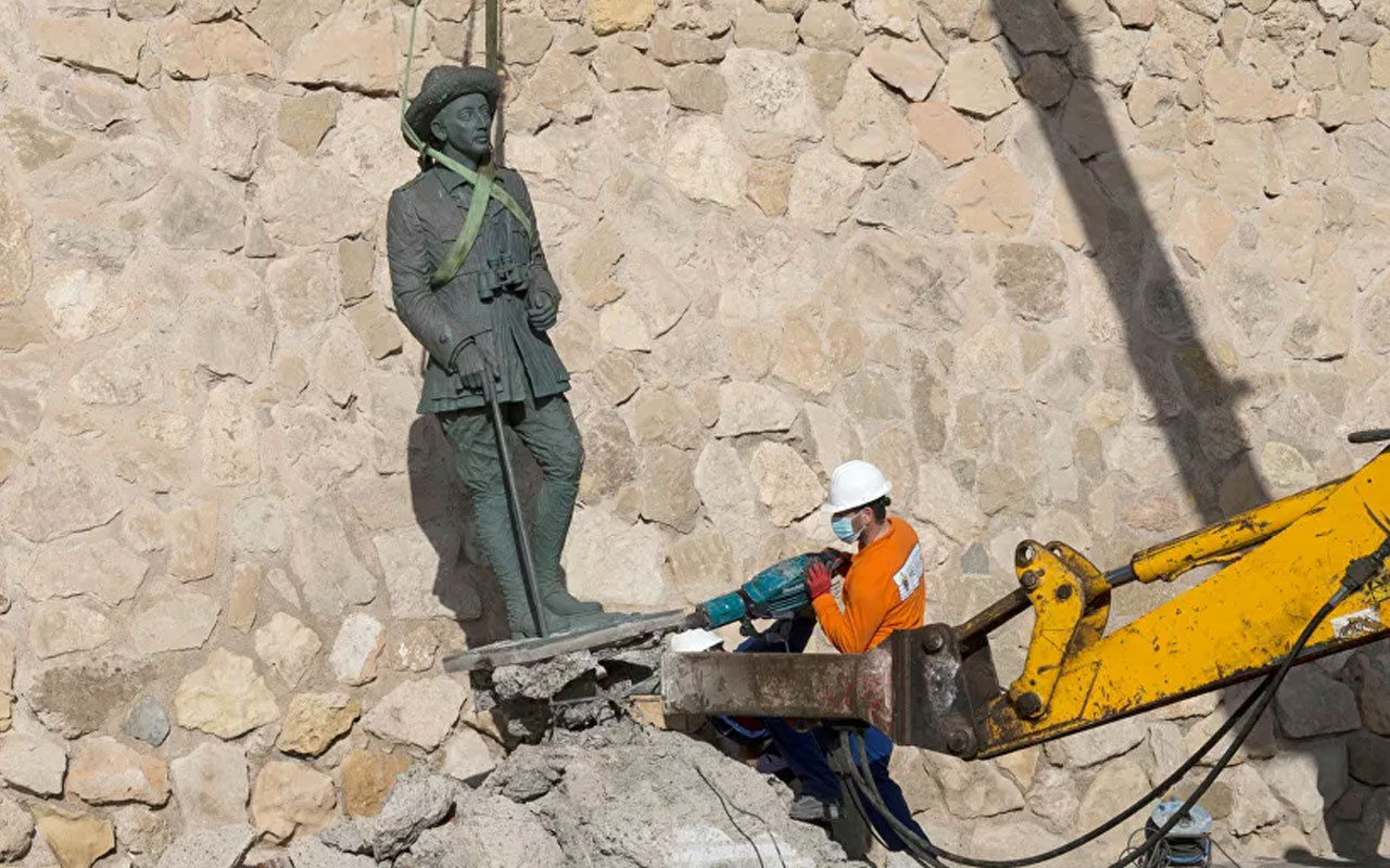 İspanya'da diktatör Fransisco Franco'nun son heykeli de kaldırıldı