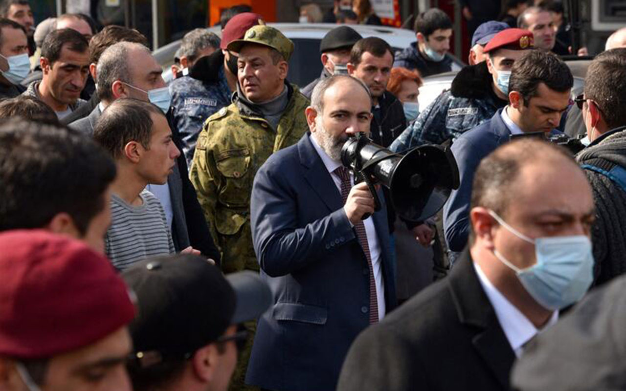 Ermenistan'da darbe Paşinyan sokağa indi Genelkurmay Başkanı kovuldu