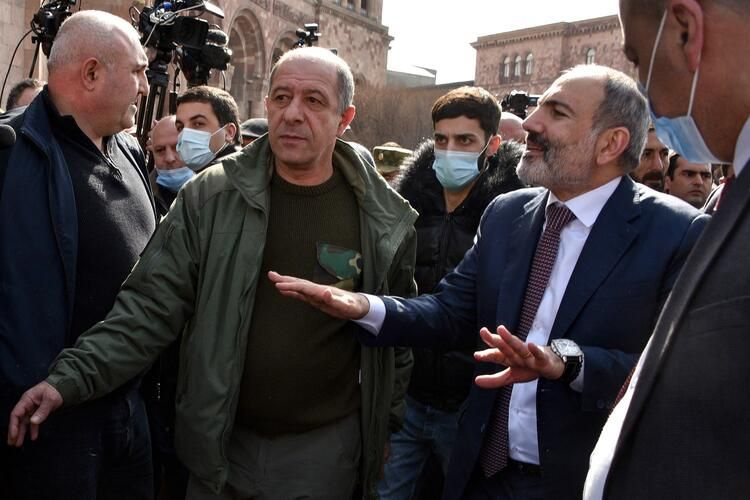 Ermenistan'da darbe Paşinyan sokağa indi Genelkurmay Başkanı kovuldu