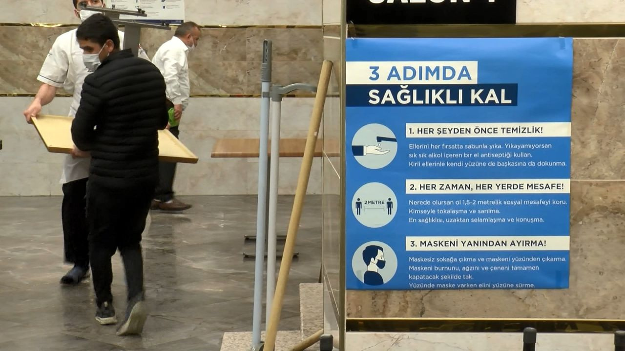 İstanbul'da kafe ve restoranlar uzun bir aradan sonra ilk müşterilerini aldı
