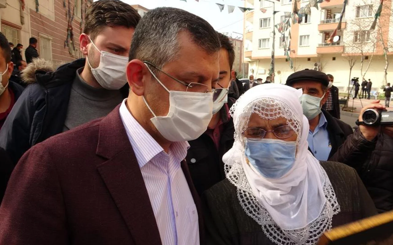 CHP heyetini yuhalayan evlat nöbetindeki aileler 'şimdiye kadar neredeydiniz' diye sordu - Internet Haber