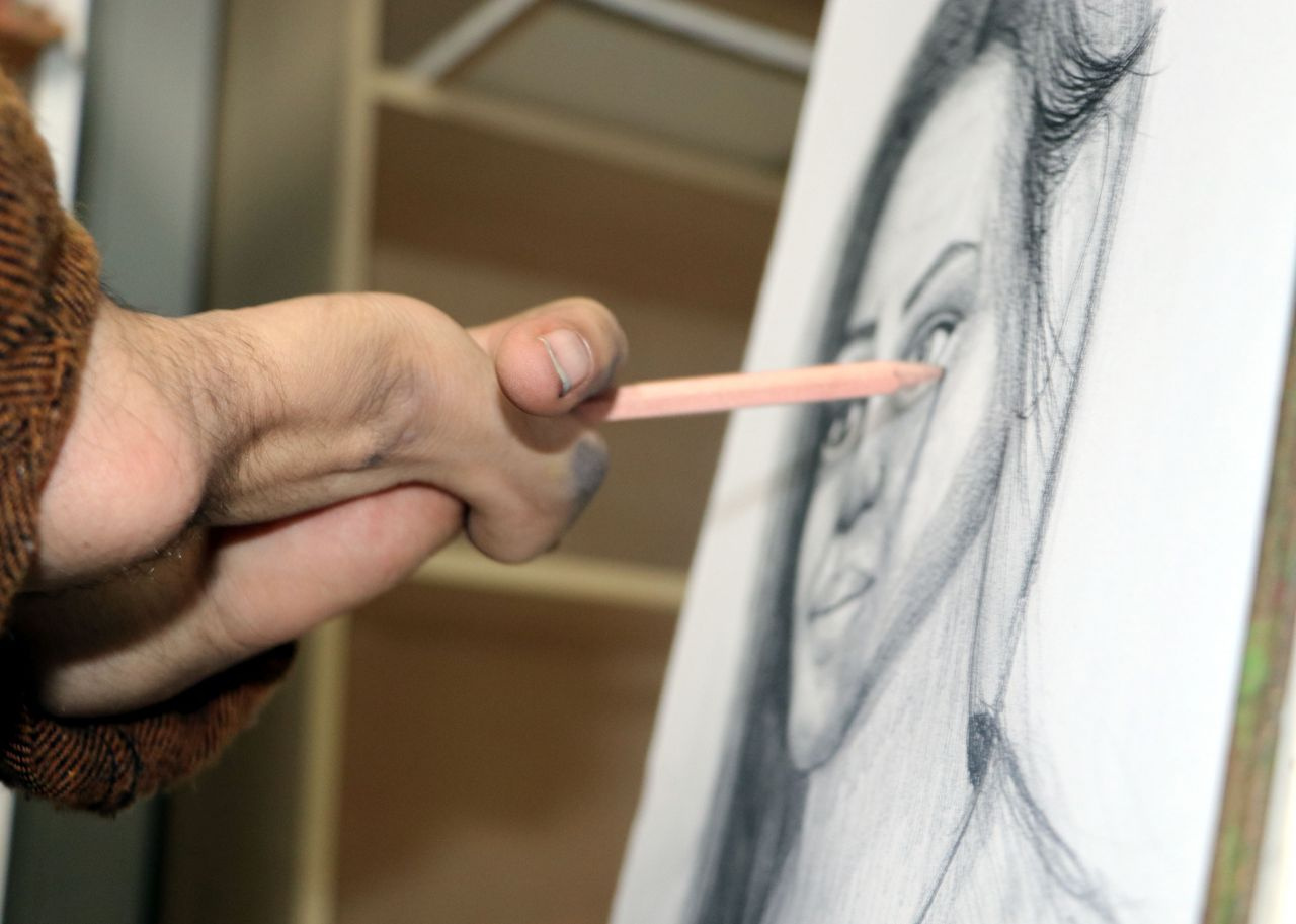 Muhtar babası şehit edildi! Elleri olmayan Vanlı ressamdan 'Erdoğan' portresi