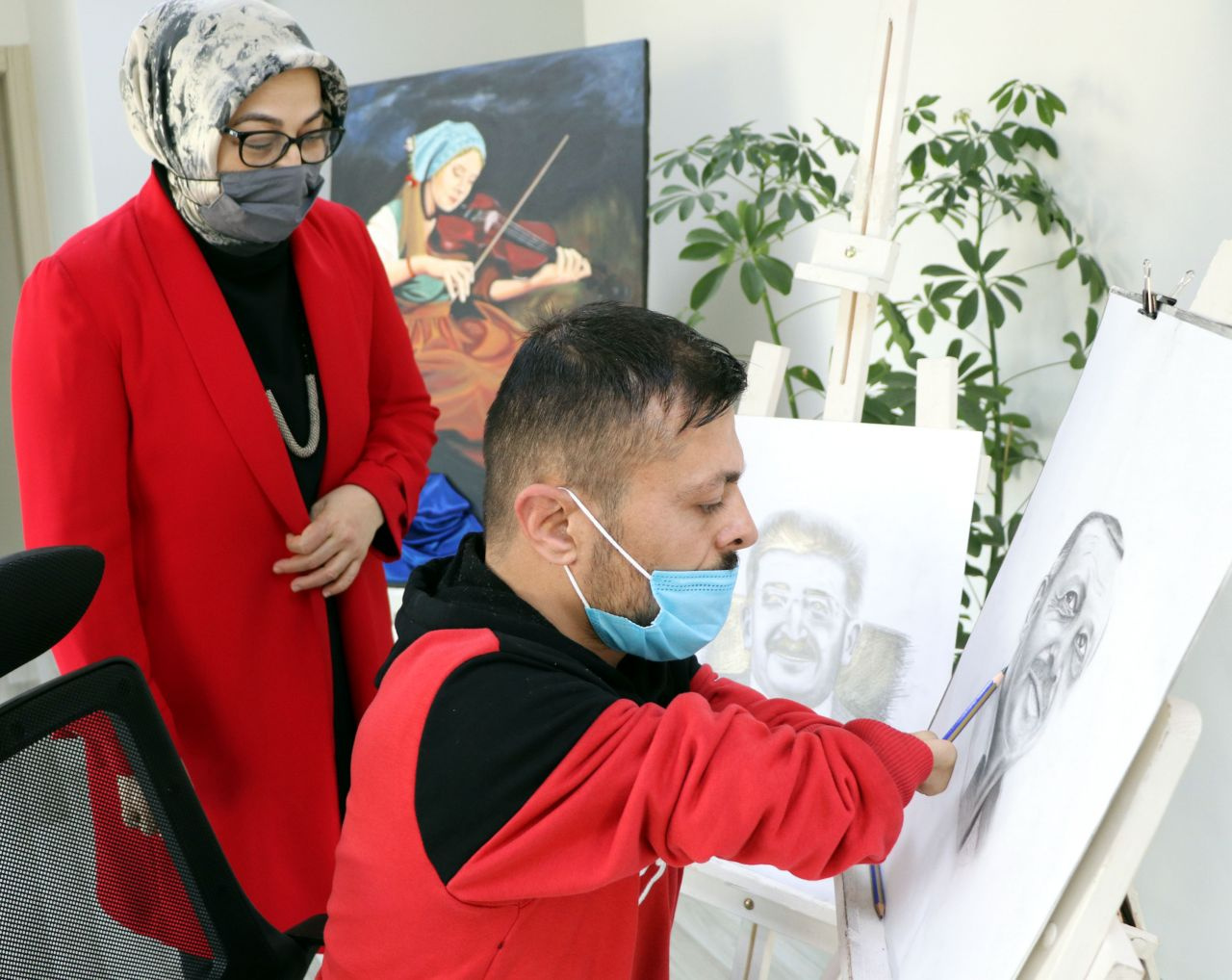 Muhtar babası şehit edildi! Elleri olmayan Vanlı ressamdan 'Erdoğan' portresi