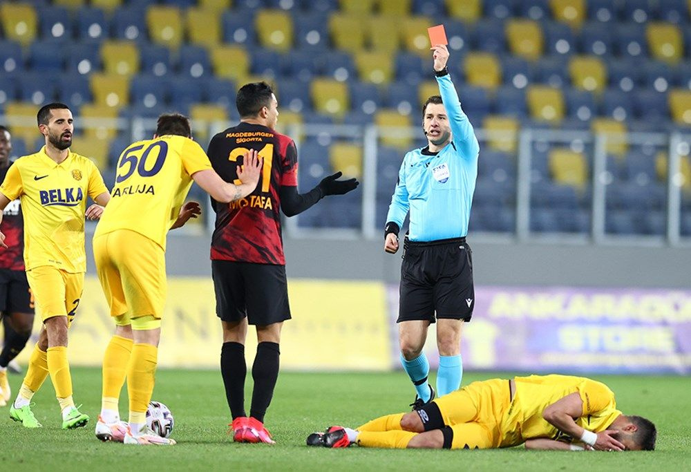 Galatasaray'a operasyon başladı: Penaltı yok kırmızı kart hatalı