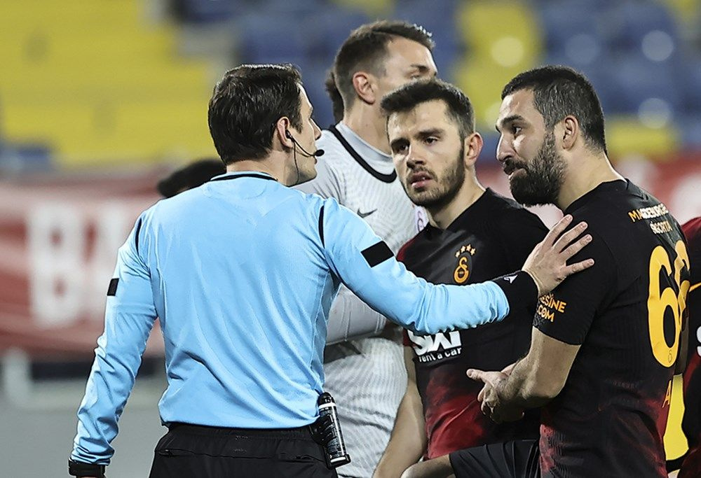 Galatasaray'a operasyon başladı: Penaltı yok kırmızı kart hatalı